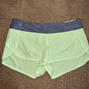LULULEMON Size 8 Speed Short *4-way Stretch 2.5"